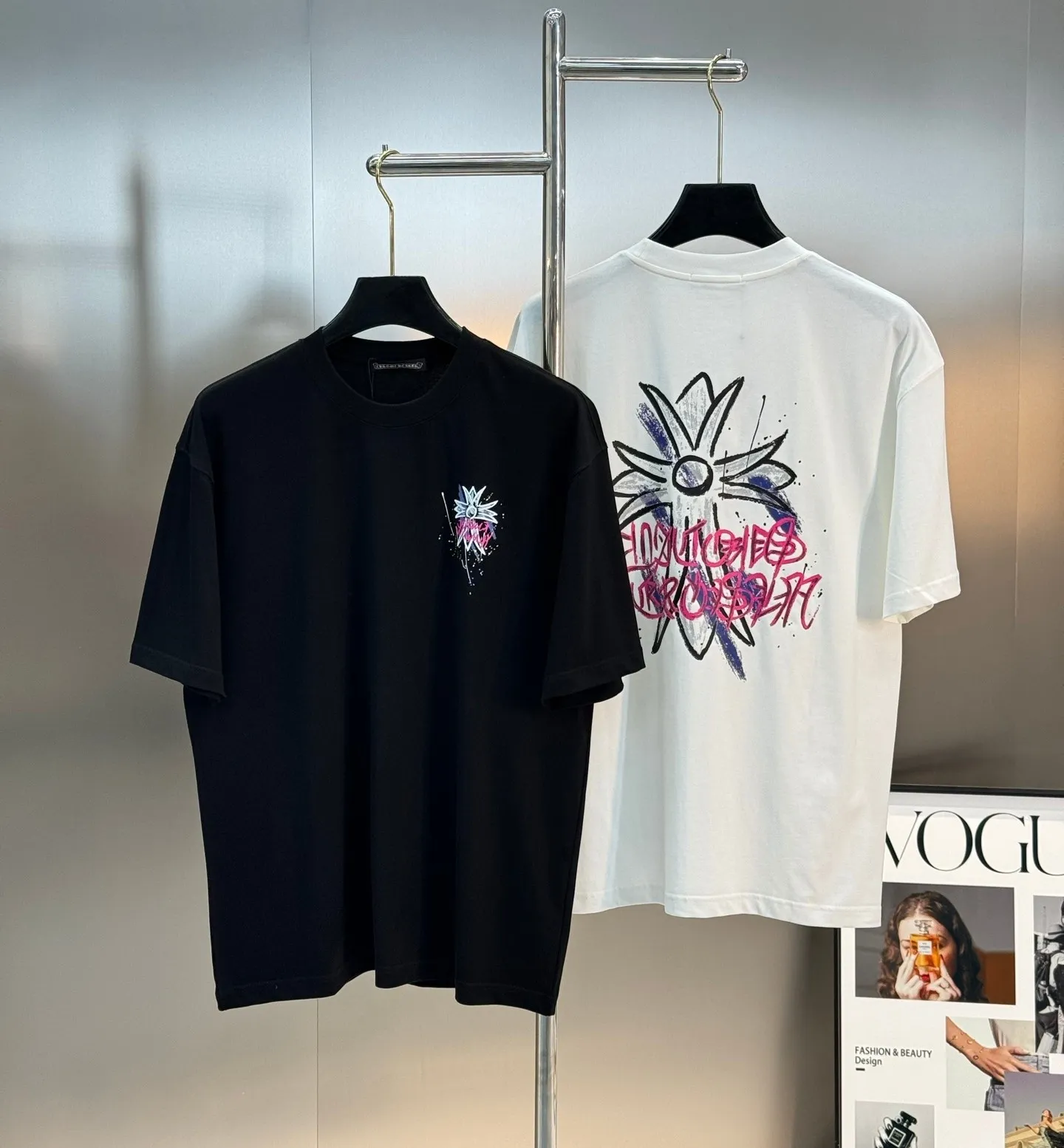 P160 is responsible for top-notch looks! ChromeHearts* Chrome Hearts 25s new T-shirt. Same style for men and women! The classic cross shape is responsible for the good looks. The visual effect of the combination of personalized graphics and letters is quite unique! ! ! The sensory effect presented is naturally explosive... The 250g Solona fabric is selected. It is comfortable and soft. Its delicacy and comfort performance are also inevitable, creating an extraordinary wearing experience! Color: Black. White. Size: S-xXL (L is recommended for 175/145 pounds)